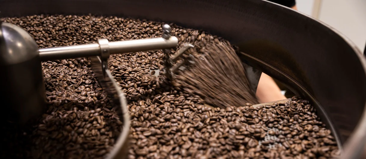 Koffiebonen in de koffiebrander