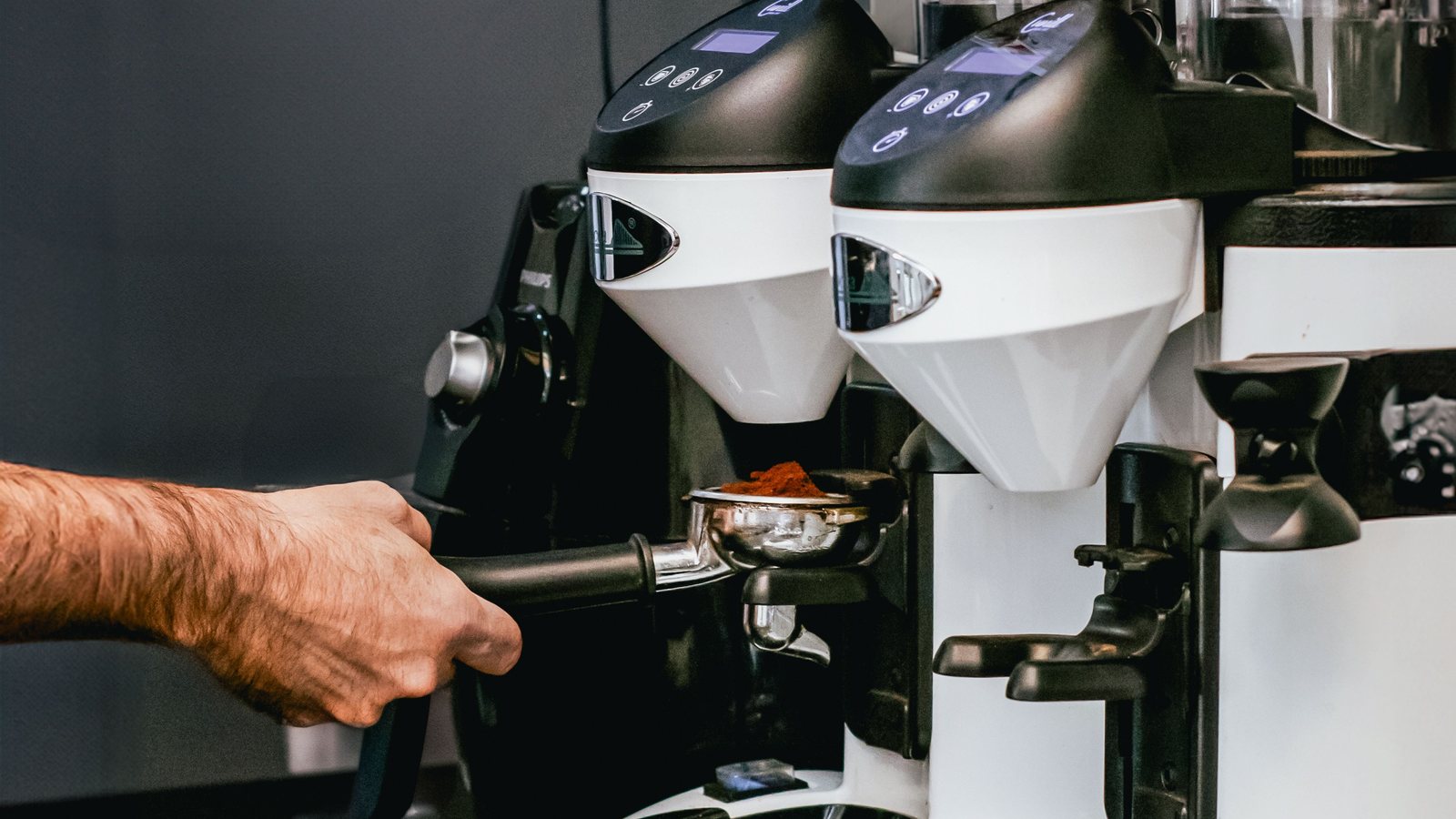 Koffiemolen en versgemalen koffie